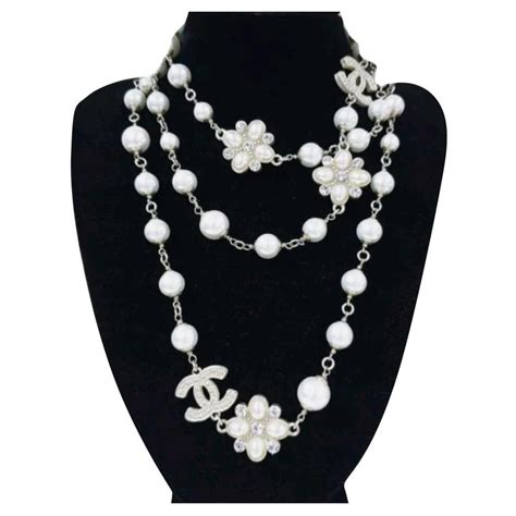 collier chanel camelia